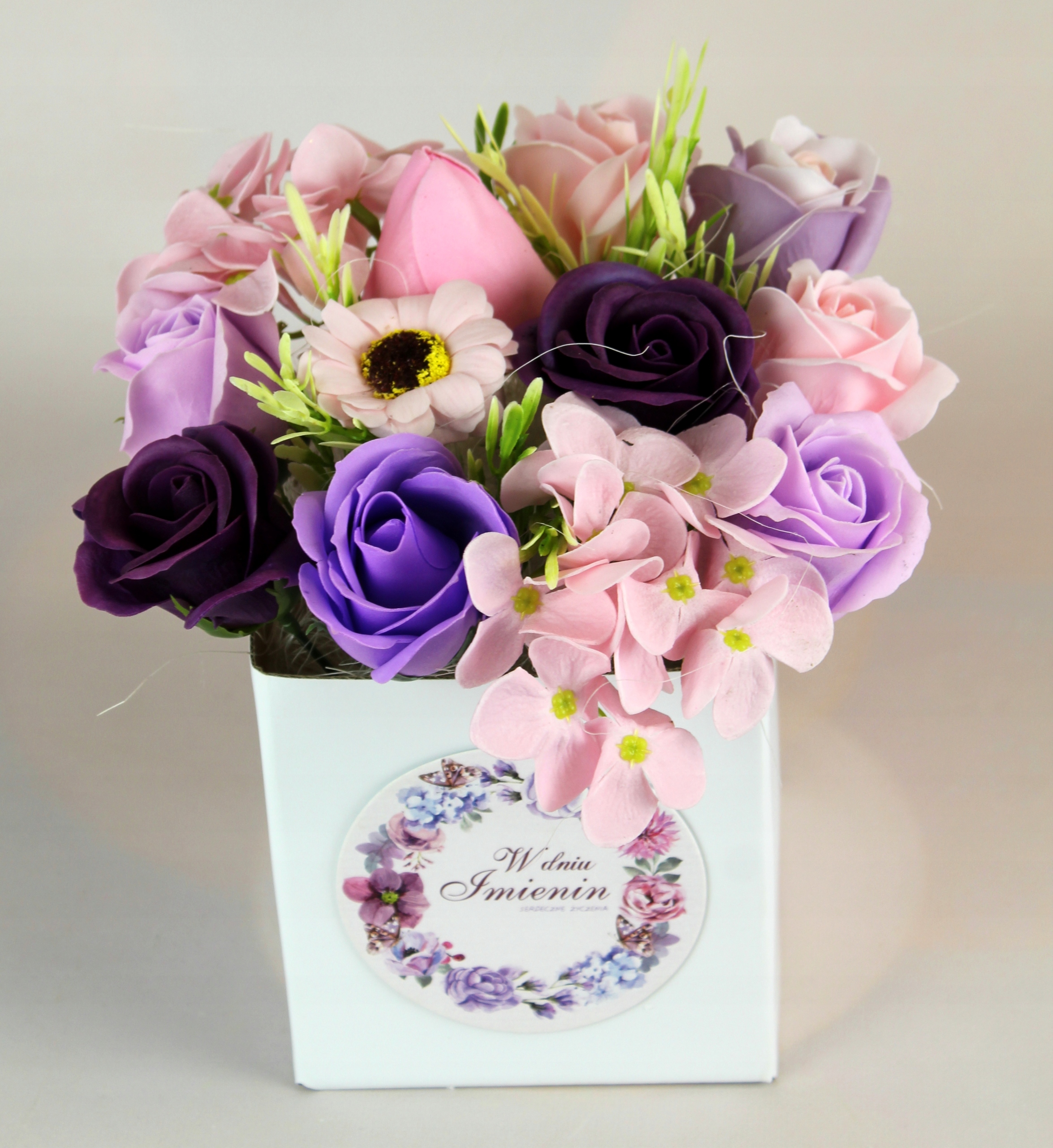 FLOWER-BOX-JMENA-DAREK-KYTICE-MYDLOVE-KVETINY-Kod-vyrobce-Kwiaty-Mydlane.jfif